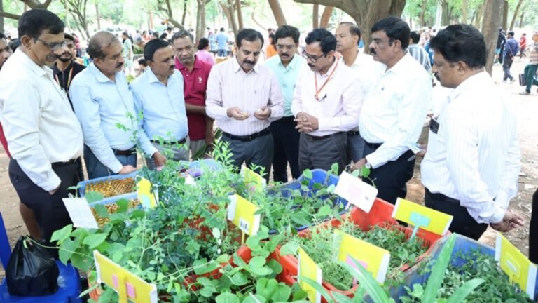 GKVKಯಲ್ಲಿ ವಿಭಿನ್ನ ‘ರೈತ ಸಂತೆ’ ಸಂಭ್ರಮ: ಜನಮನ ಸೆಳೆದ ನೇರಳೆ ಜೂಸ್ – ಎತ್ತಿನ ಬಂಡಿ ಸವಾರಿ