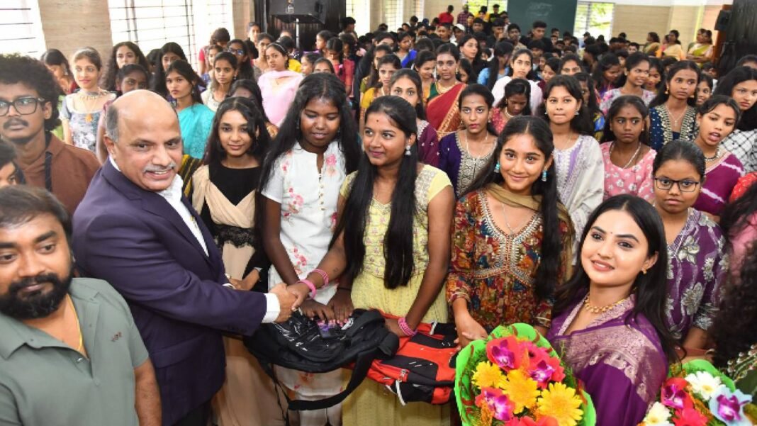 VASAVI GROUP OF INSTITUTIONS ವಿದ್ಯಾರ್ಥಿಗಳು ಪೋಷಕರ ಕನಸು ನನಸು ಮಾಡಲು ಸಜ್ಜಾಗಬೇಕು: ಶಿಕ್ಷಣ ತಜ್ಞ ಡಾ. ಡಿ.ಆರ್. ವಿಜಯಸಾರಥಿ