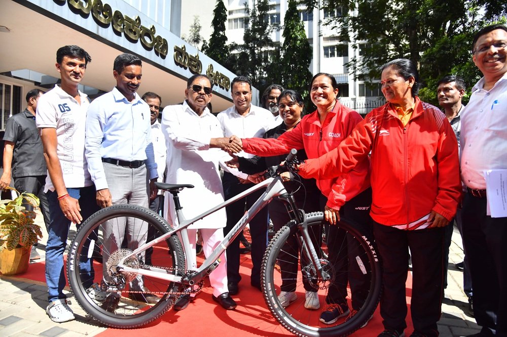 DCM Hand over High End Cycles