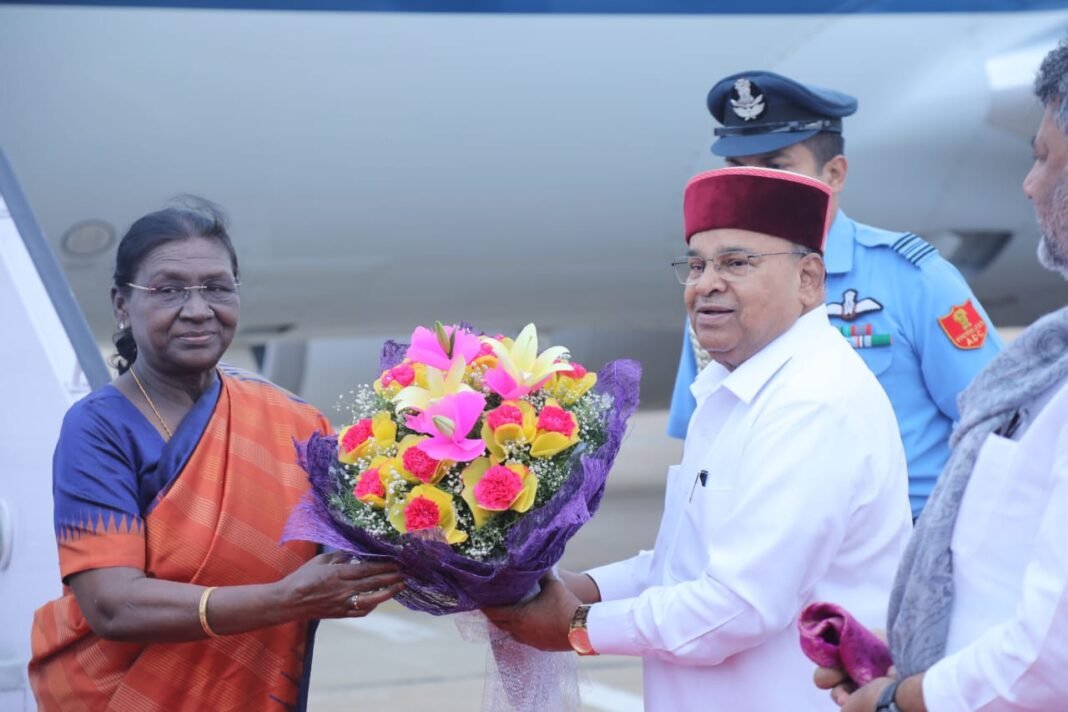 Presidenr Droupadi Murmu Arrives in Bangalore