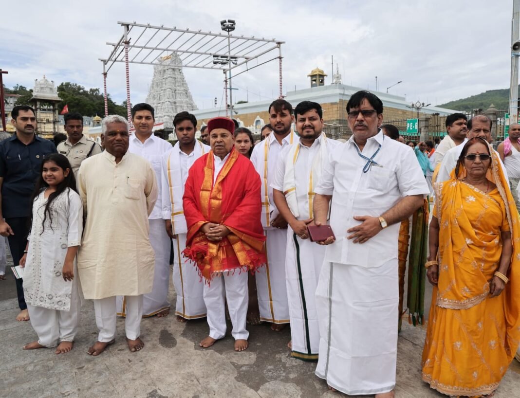 Sri Thaawarchand Gehlot (1) Governor offers Payers at Tirupati Lord Venkateshwara Temple