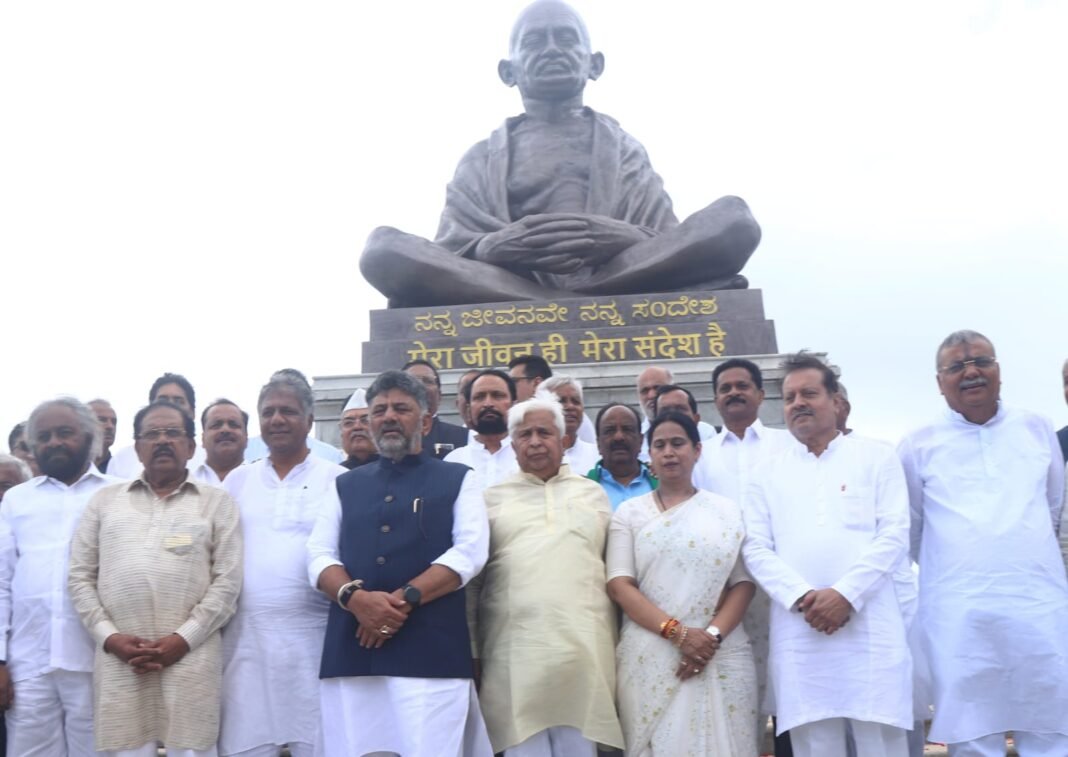 ಮಹಾತ್ಮಾ ಗಾಂಧೀಜಿಯವರ ಪುತ್ಥಳಿಗೆ ಮುಖ್ಯಮಂತ್ರಿ ಡಿ.ಕೆ.ಶಿವಕುಮಾರ್ ಅವರು ಪುಷ್ಪಾರ್ಚನೆ (2) Chief Minister D.K. Shivakumar paid floral tributes to the statue of Mahatma Gandhi.