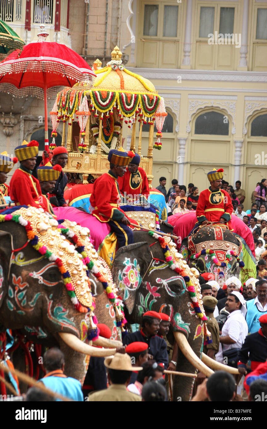 caparisoned-elephants-lead-the-dasara-procession-in-mysore-india-B37MFE